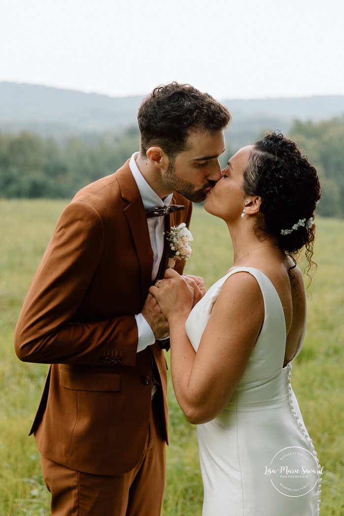 Romantic wedding photos. Rustic wedding photos. Biracial wedding photos. Multicultural wedding photos. Mariage au Baluchon Éco-Villégiature. Auberge Le Baluchon. Photographe mariage Trois-Rivières.