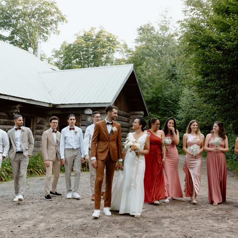 Forest wedding family photos. Sugar shack wedding photos. Mariage au Baluchon Éco-Villégiature. Auberge Le Baluchon. Photographe mariage Trois-Rivières.