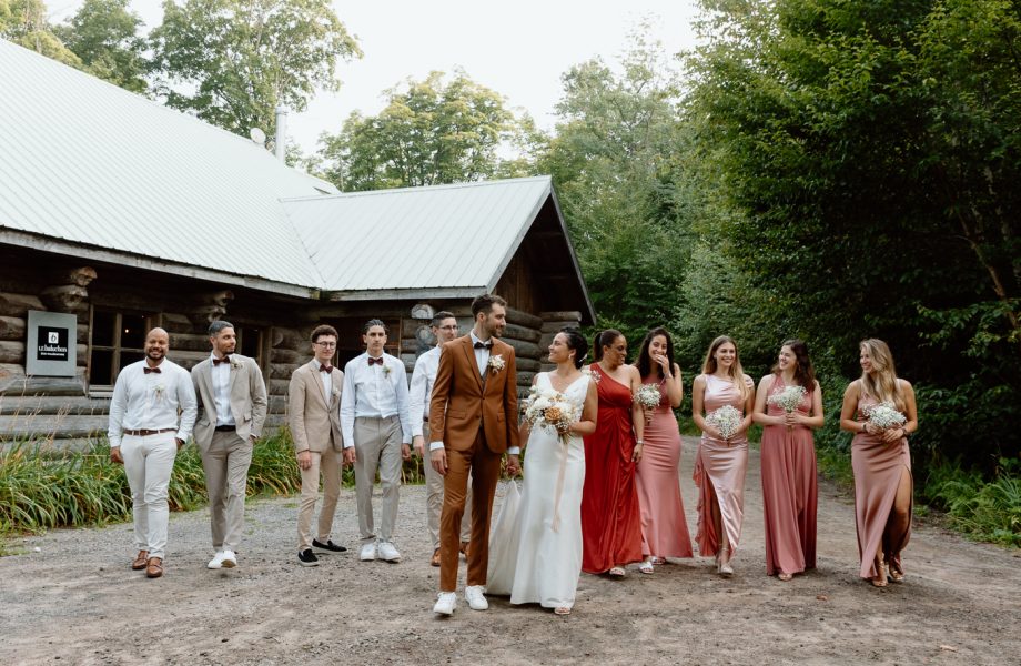 Forest wedding family photos. Sugar shack wedding photos. Mariage au Baluchon Éco-Villégiature. Auberge Le Baluchon. Photographe mariage Trois-Rivières.