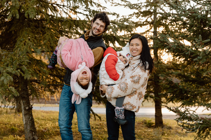 Outdoor Christmas mini sessions. Christmas tree farm mini sessions. Winter family photos. Mini séances des Fêtes 2024. Mini séances dans la neige à Montréal. Montreal Holiday mini sessions.