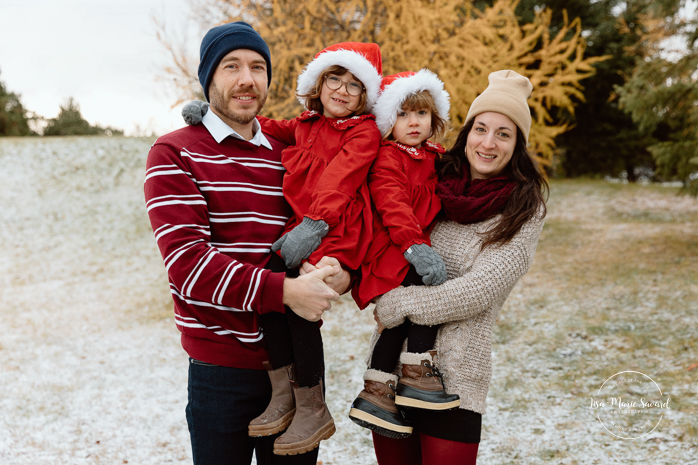 Outdoor Christmas mini sessions. Christmas tree farm mini sessions. Snowy family photos. Mini séances des Fêtes 2024. Mini séances dans la neige à Montréal. Montreal Holiday mini sessions.