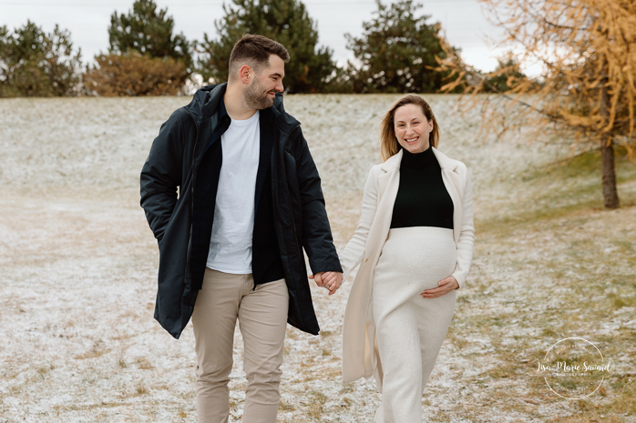 Outdoor Christmas mini sessions. Christmas tree farm mini sessions. Snowy family photos. Mini séances des Fêtes 2024. Mini séances dans la neige à Montréal. Montreal Holiday mini sessions.