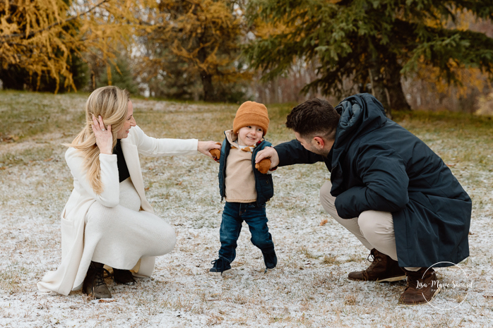 Outdoor Christmas mini sessions. Christmas tree farm mini sessions. Snowy family photos. Mini séances des Fêtes 2024. Mini séances dans la neige à Montréal. Montreal Holiday mini sessions.