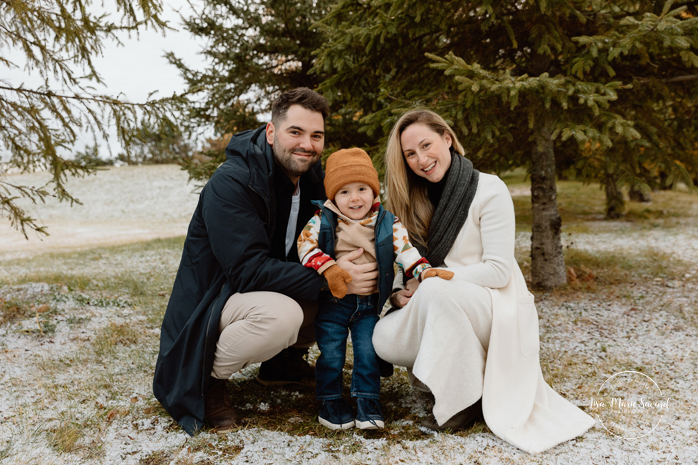 Outdoor Christmas mini sessions. Christmas tree farm mini sessions. Snowy family photos. Mini séances des Fêtes 2024. Mini séances dans la neige à Montréal. Montreal Holiday mini sessions.