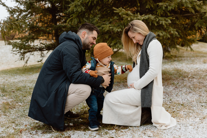 Outdoor Christmas mini sessions. Christmas tree farm mini sessions. Snowy family photos. Mini séances des Fêtes 2024. Mini séances dans la neige à Montréal. Montreal Holiday mini sessions.