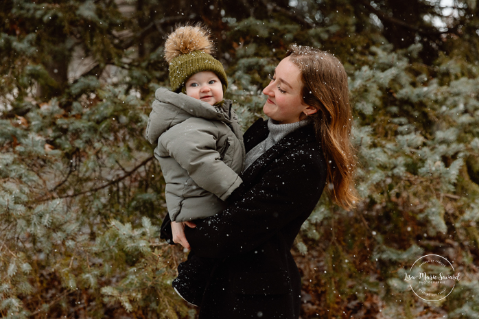 Outdoor Christmas mini sessions. Christmas tree farm mini sessions. Snowy family photos. Mini séances des Fêtes 2024. Mini séances dans la neige à Montréal. Montreal Holiday mini sessions.