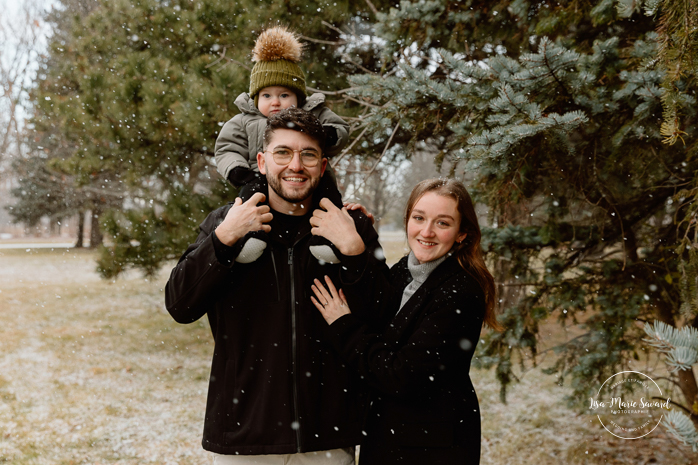 Outdoor Christmas mini sessions. Christmas tree farm mini sessions. Snowy family photos. Mini séances des Fêtes 2024. Mini séances dans la neige à Montréal. Montreal Holiday mini sessions.