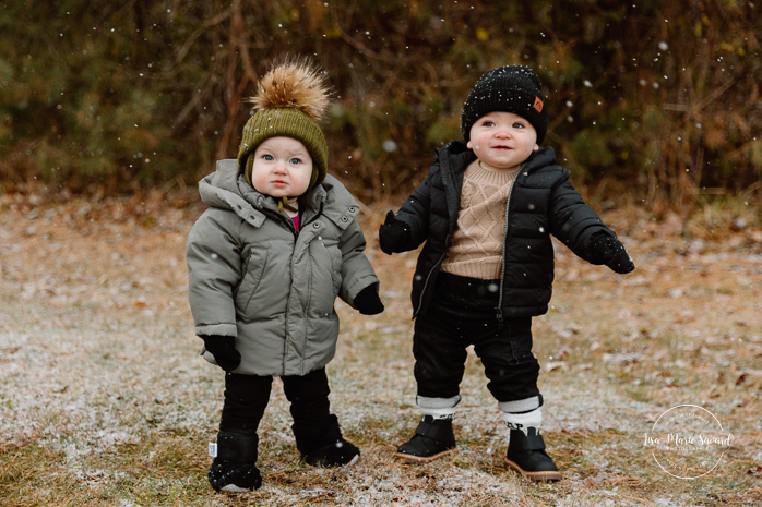 Outdoor Christmas mini sessions. Christmas tree farm mini sessions. Snowy family photos. Mini séances des Fêtes 2024. Mini séances dans la neige à Montréal. Montreal Holiday mini sessions.