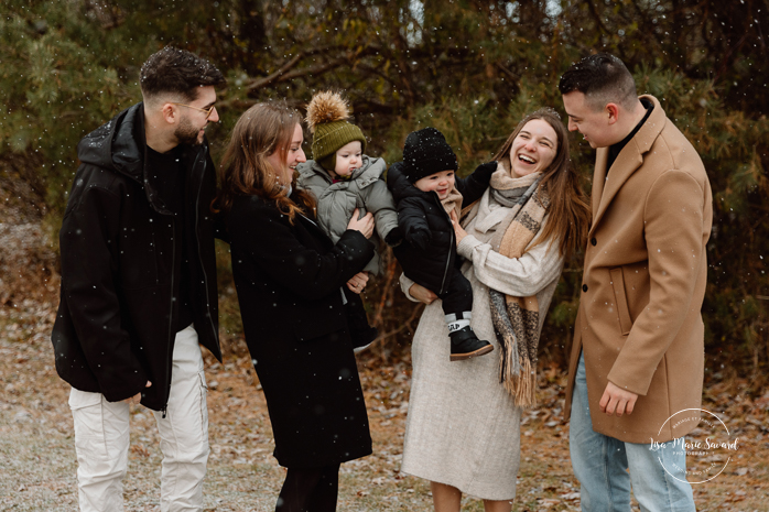 Outdoor Christmas mini sessions. Christmas tree farm mini sessions. Snowy family photos. Mini séances des Fêtes 2024. Mini séances dans la neige à Montréal. Montreal Holiday mini sessions.