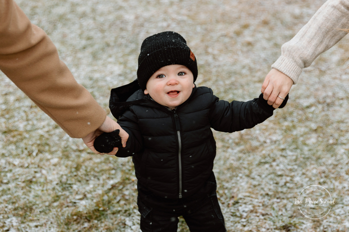 Outdoor Christmas mini sessions. Christmas tree farm mini sessions. Snowy family photos. Mini séances des Fêtes 2024. Mini séances dans la neige à Montréal. Montreal Holiday mini sessions.