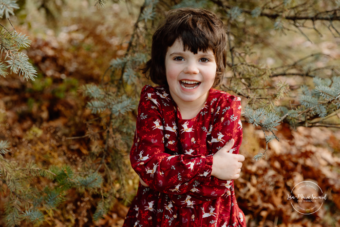 Outdoor Christmas mini sessions. Christmas tree farm mini sessions. Winter family photos. Mini séances des Fêtes 2024. Mini séances dans la neige à Montréal. Montreal Holiday mini sessions.