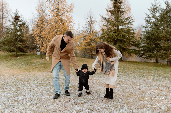 Outdoor Christmas mini sessions. Christmas tree farm mini sessions. Snowy family photos. Mini séances des Fêtes 2024. Mini séances dans la neige à Montréal. Montreal Holiday mini sessions.