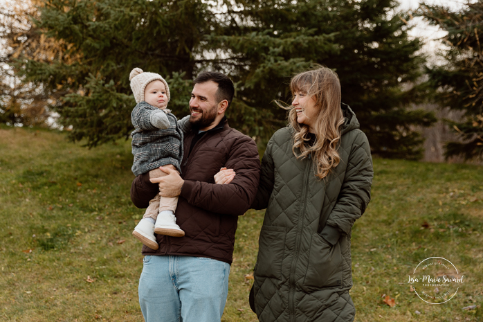 Outdoor Christmas mini sessions. Christmas tree farm mini sessions. Winter family photos. Mini séances des Fêtes 2024. Mini séances dans la neige à Montréal. Montreal Holiday mini sessions.