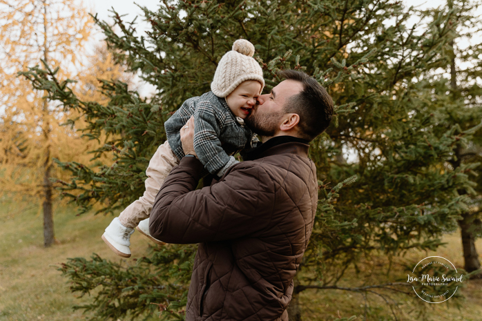 Outdoor Christmas mini sessions. Christmas tree farm mini sessions. Winter family photos. Mini séances des Fêtes 2024. Mini séances dans la neige à Montréal. Montreal Holiday mini sessions.