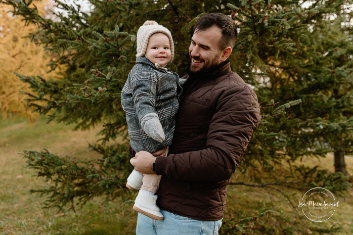 Outdoor Christmas mini sessions. Christmas tree farm mini sessions. Winter family photos. Mini séances des Fêtes 2024. Mini séances dans la neige à Montréal. Montreal Holiday mini sessions.