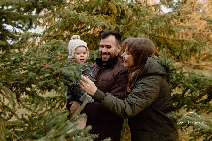 Outdoor Christmas mini sessions. Christmas tree farm mini sessions. Winter family photos. Mini séances des Fêtes 2024. Mini séances dans la neige à Montréal. Montreal Holiday mini sessions.