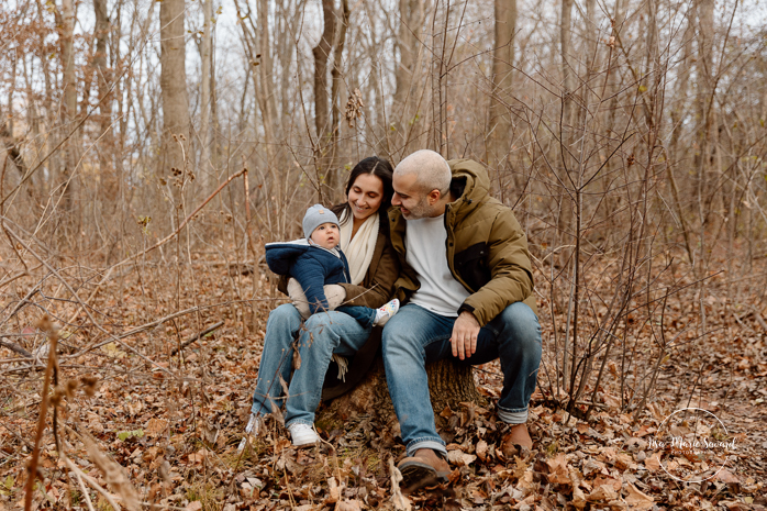 Outdoor Christmas mini sessions. Christmas tree farm mini sessions. Winter family photos. Mini séances des Fêtes 2024. Mini séances dans la neige à Montréal. Montreal Holiday mini sessions.