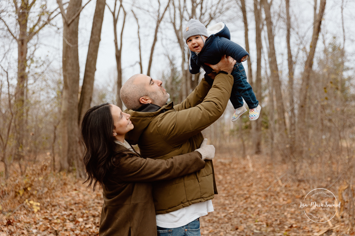 Outdoor Christmas mini sessions. Christmas tree farm mini sessions. Winter family photos. Mini séances des Fêtes 2024. Mini séances dans la neige à Montréal. Montreal Holiday mini sessions.