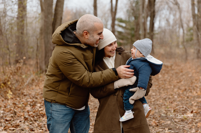 Outdoor Christmas mini sessions. Christmas tree farm mini sessions. Winter family photos. Mini séances des Fêtes 2024. Mini séances dans la neige à Montréal. Montreal Holiday mini sessions.