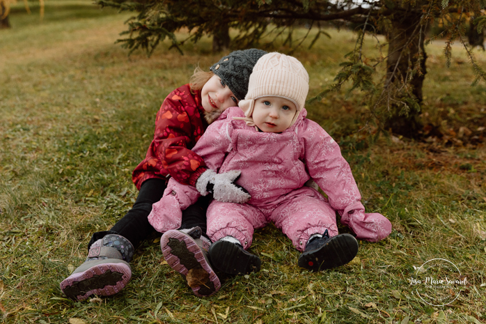 Outdoor Christmas mini sessions. Christmas tree farm mini sessions. Winter family photos. Mini séances des Fêtes 2024. Mini séances dans la neige à Montréal. Montreal Holiday mini sessions.