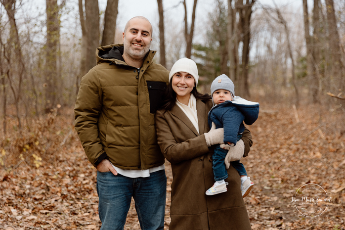 Outdoor Christmas mini sessions. Christmas tree farm mini sessions. Winter family photos. Mini séances des Fêtes 2024. Mini séances dans la neige à Montréal. Montreal Holiday mini sessions.