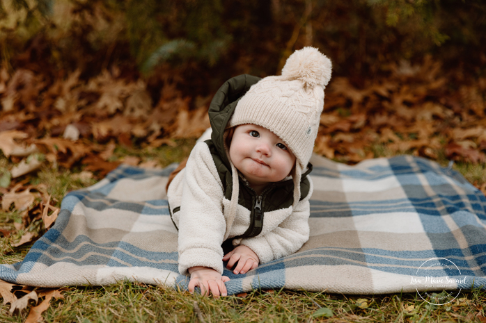 Outdoor Christmas mini sessions. Christmas tree farm mini sessions. Winter family photos. Mini séances des Fêtes 2024. Mini séances dans la neige à Montréal. Montreal Holiday mini sessions.