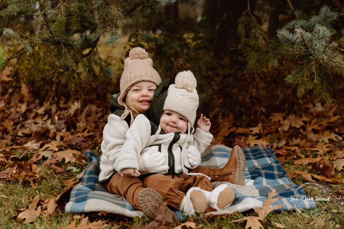 Outdoor Christmas mini sessions. Christmas tree farm mini sessions. Winter family photos. Mini séances des Fêtes 2024. Mini séances dans la neige à Montréal. Montreal Holiday mini sessions.