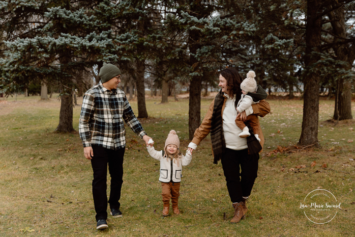 Outdoor Christmas mini sessions. Christmas tree farm mini sessions. Winter family photos. Mini séances des Fêtes 2024. Mini séances dans la neige à Montréal. Montreal Holiday mini sessions.