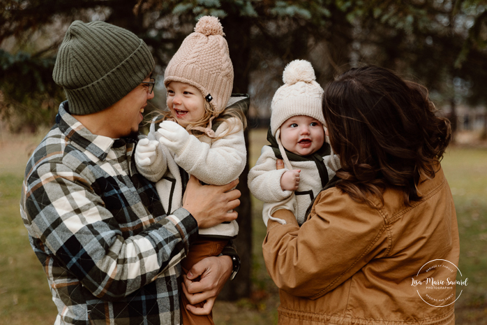 Outdoor Christmas mini sessions. Christmas tree farm mini sessions. Winter family photos. Mini séances des Fêtes 2024. Mini séances dans la neige à Montréal. Montreal Holiday mini sessions.