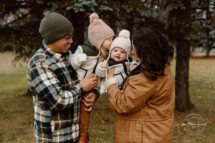 Outdoor Christmas mini sessions. Christmas tree farm mini sessions. Winter family photos. Mini séances des Fêtes 2024. Mini séances dans la neige à Montréal. Montreal Holiday mini sessions.