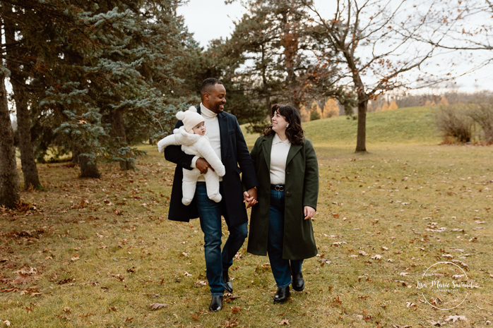 Outdoor Christmas mini sessions. Christmas tree farm mini sessions. Mixed family photos. Interracial family photos. Mini séances des Fêtes 2024. Mini séances dans la neige à Montréal. Montreal Holiday mini sessions.