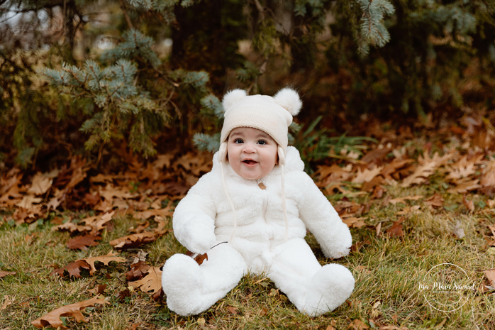 Outdoor Christmas mini sessions. Christmas tree farm mini sessions. Mixed family photos. Interracial family photos. Mini séances des Fêtes 2024. Mini séances dans la neige à Montréal. Montreal Holiday mini sessions.