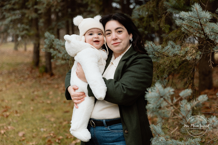 Outdoor Christmas mini sessions. Christmas tree farm mini sessions. Mixed family photos. Interracial family photos. Mini séances des Fêtes 2024. Mini séances dans la neige à Montréal. Montreal Holiday mini sessions.