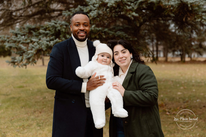 Outdoor Christmas mini sessions. Christmas tree farm mini sessions. Mixed family photos. Interracial family photos. Mini séances des Fêtes 2024. Mini séances dans la neige à Montréal. Montreal Holiday mini sessions.