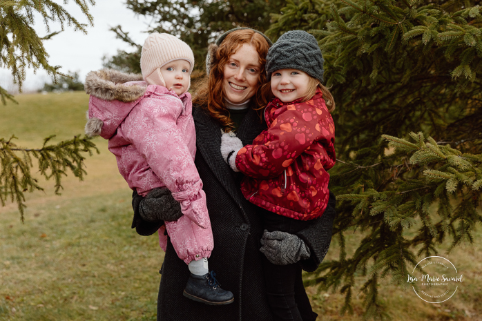 Outdoor Christmas mini sessions. Christmas tree farm mini sessions. Winter family photos. Mini séances des Fêtes 2024. Mini séances dans la neige à Montréal. Montreal Holiday mini sessions.