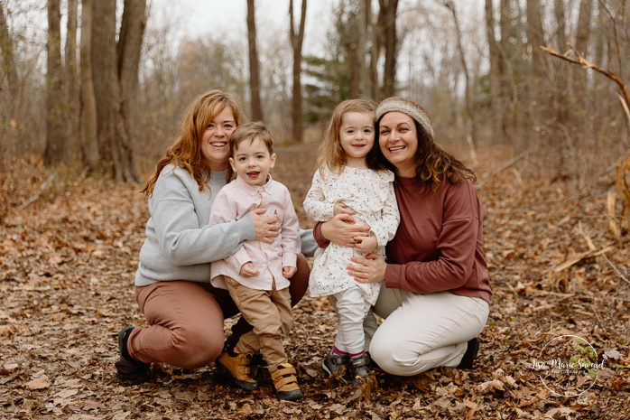 Outdoor Christmas mini sessions. Christmas tree farm mini sessions. Two moms family photos. LGBTQ+ family photos. Lesbian family photos. Mini séances des Fêtes 2024. Mini séances dans la neige à Montréal. Montreal Holiday mini sessions.