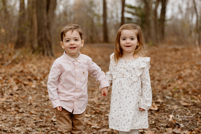 Outdoor Christmas mini sessions. Christmas tree farm mini sessions. Two moms family photos. LGBTQ+ family photos. Lesbian family photos. Mini séances des Fêtes 2024. Mini séances dans la neige à Montréal. Montreal Holiday mini sessions.