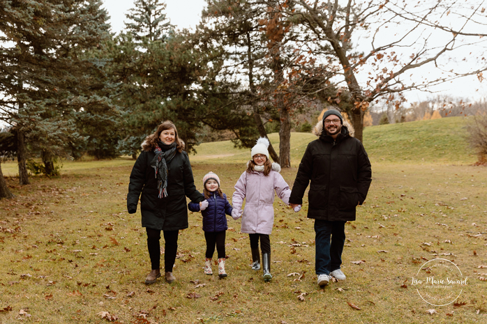 Outdoor Christmas mini sessions. Christmas tree farm mini sessions. Winter family photos. Mini séances des Fêtes 2024. Mini séances dans la neige à Montréal. Montreal Holiday mini sessions.