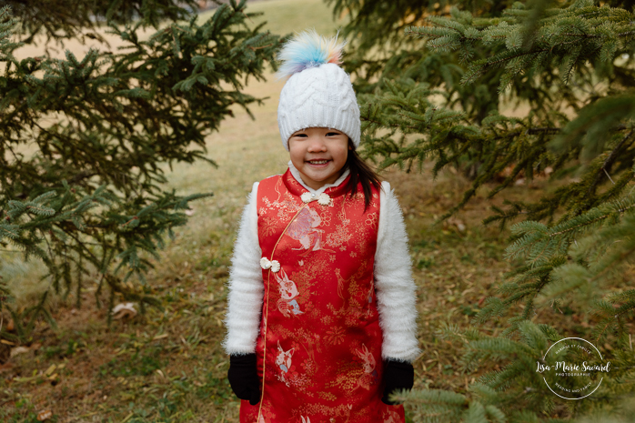 Outdoor Christmas mini sessions. Christmas tree farm mini sessions. Chinese family photos. Asian family photos. Mini séances des Fêtes 2024. Mini séances dans la neige à Montréal. Montreal Holiday mini sessions.