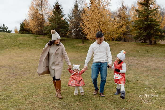 Outdoor Christmas mini sessions. Christmas tree farm mini sessions. Chinese family photos. Asian family photos. Mini séances des Fêtes 2024. Mini séances dans la neige à Montréal. Montreal Holiday mini sessions.