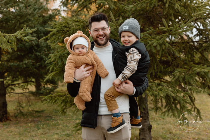 Outdoor Christmas mini sessions. Christmas tree farm mini sessions. Winter family photos. Mini séances des Fêtes 2024. Mini séances dans la neige à Montréal. Montreal Holiday mini sessions.