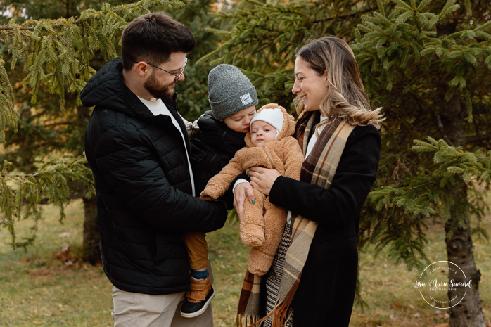 Outdoor Christmas mini sessions. Christmas tree farm mini sessions. Winter family photos. Mini séances des Fêtes 2024. Mini séances dans la neige à Montréal. Montreal Holiday mini sessions.