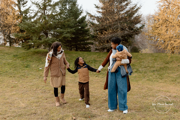 Outdoor Christmas mini sessions. Christmas tree farm mini sessions. Black family photos. African American family photos. Mini séances des Fêtes 2024. Mini séances dans la neige à Montréal. Montreal Holiday mini sessions.