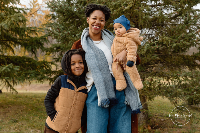 Outdoor Christmas mini sessions. Christmas tree farm mini sessions. Black family photos. African American family photos. Mini séances des Fêtes 2024. Mini séances dans la neige à Montréal. Montreal Holiday mini sessions.