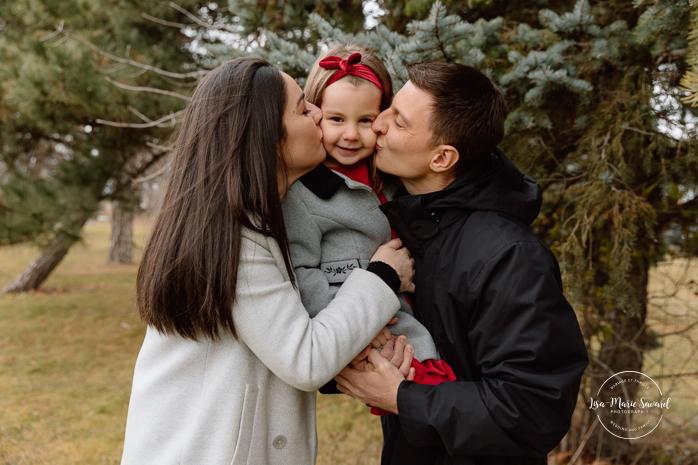 Outdoor Christmas mini sessions. Christmas tree farm mini sessions. Winter family photos. Mini séances des Fêtes 2024. Mini séances dans la neige à Montréal. Montreal Holiday mini sessions.