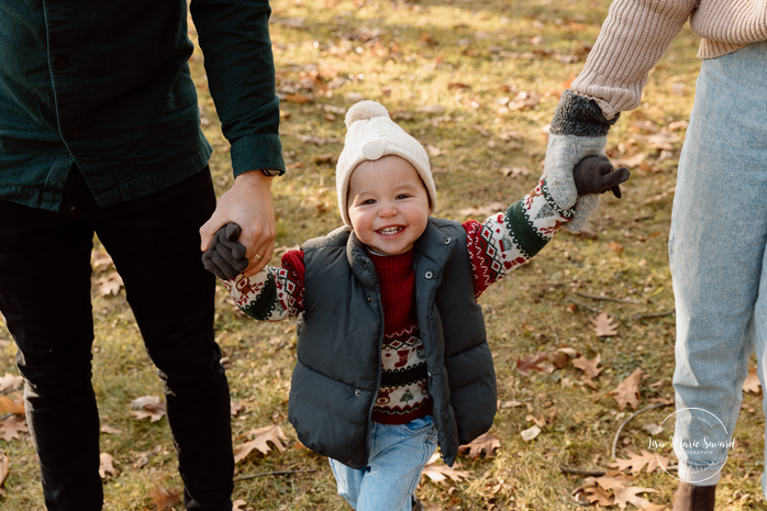 Outdoor Christmas mini sessions. Christmas tree farm mini sessions. Winter family photos. Mini séances des Fêtes 2024. Mini séances dans la neige à Montréal. Montreal Holiday mini sessions.