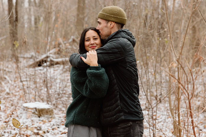 Outdoor Christmas mini sessions. Christmas tree farm mini sessions. Snowy family photos. Mini séances des Fêtes 2024. Mini séances dans la neige à Montréal. Montreal Holiday mini sessions.