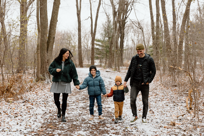 Outdoor Christmas mini sessions. Christmas tree farm mini sessions. Snowy family photos. Mini séances des Fêtes 2024. Mini séances dans la neige à Montréal. Montreal Holiday mini sessions.