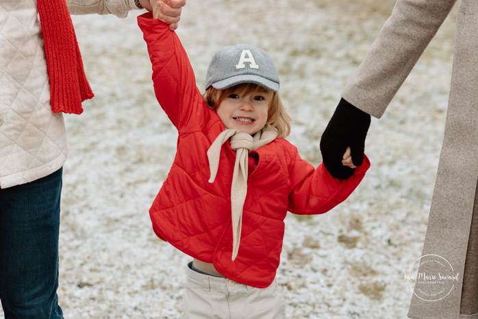 Outdoor Christmas mini sessions. Christmas tree farm mini sessions. Snowy family photos. Mini séances des Fêtes 2024. Mini séances dans la neige à Montréal. Montreal Holiday mini sessions.