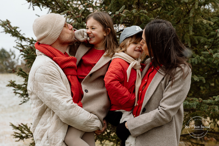 Outdoor Christmas mini sessions. Christmas tree farm mini sessions. Snowy family photos. Mini séances des Fêtes 2024. Mini séances dans la neige à Montréal. Montreal Holiday mini sessions.